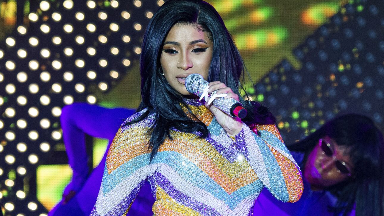 Cardi B: Ποζάρει γυμνή στο κρεβάτι της και «ανάβει φωτιές» (φωτό)