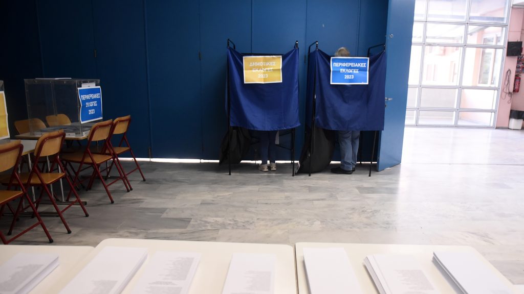 Έρημα εκλογικά κέντρα – Άδειες κάλπες – Ακόμα μικρότερη η συμμετοχή – «Παραιτημένοι» οι πολίτες (upd)