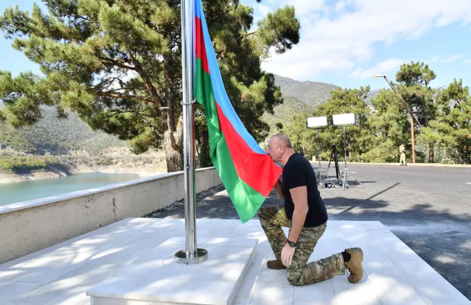 Ο πρόεδρος του Αζερμπαϊτζάν ύψωσε τη σημαία της χώρας του στην πρωτεύουσα του Ναγκόρνο Καραμπάχ