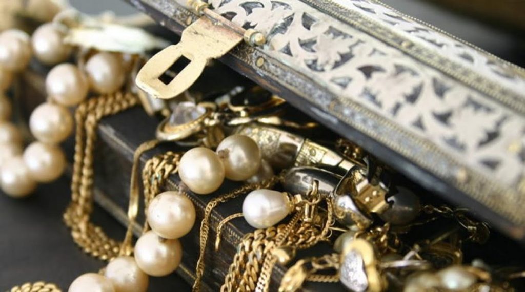 Ρόδος: Συνελήφθη ζευγάρι Ρουμάνων που άρπαξε 20 σταυρούς από κοσμηματοπωλείο