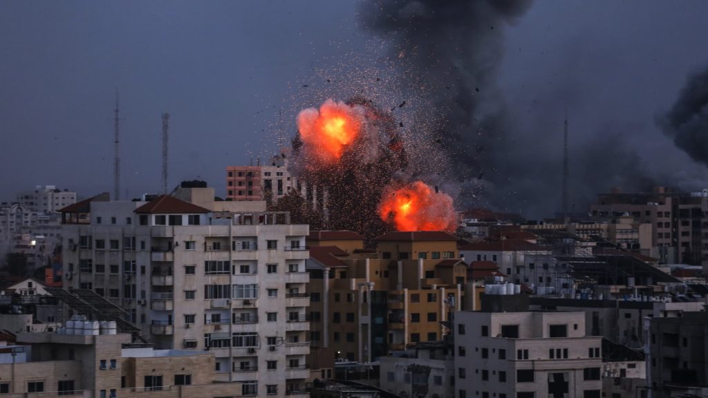 Βίντεο: Διασώστες στην Γάζα πλήττονται από ισραηλινό βομβαρδισμό