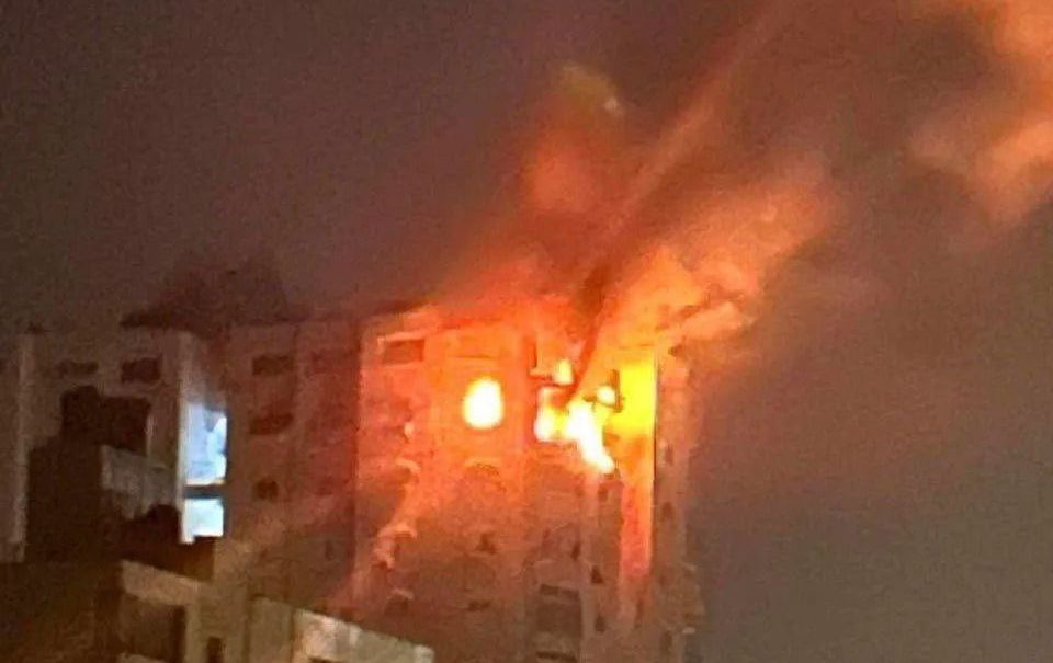 Κτύπημα της ισραηλινής Αεροπορίας σε πολυόροφο κτίριο στη Λωρίδα της Γάζας (φώτο)