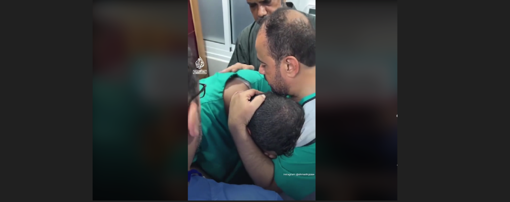 Συγκλονίζει βίντεο από την Γάζα: Γιατρός ξεσπά σε λυγμούς βλέποντας νεκρούς τον πατέρα και τον αδερφό του