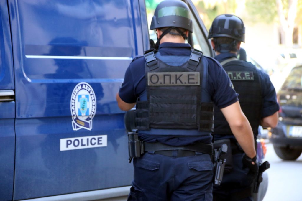 Ζεφύρι: Συνελήφθη Ρομά που πυροβολούσε στον αέρα έξω από το σπίτι του – Σκάγια κατέληξαν σε περιπολικό της ΟΠΚΕ