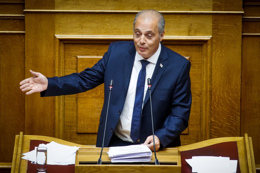 «Έσβησαν τα φώτα» στη Βουλή όταν ο Κ.Βελόπουλος ζήτησε να μάθει πόσα ελικόπτερα γλίτωσαν από την καταστροφή στο Στεφανοβίκειο