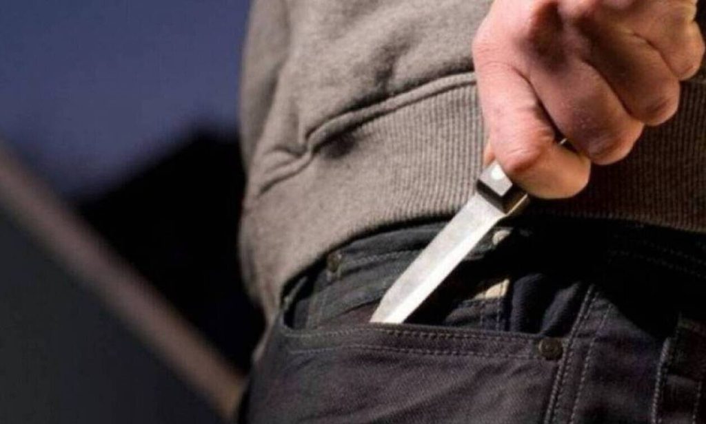 Πειραιάς: Ληστές μαχαίρωσαν στον μηρό 26χρονο υπάλληλο περιπτέρου