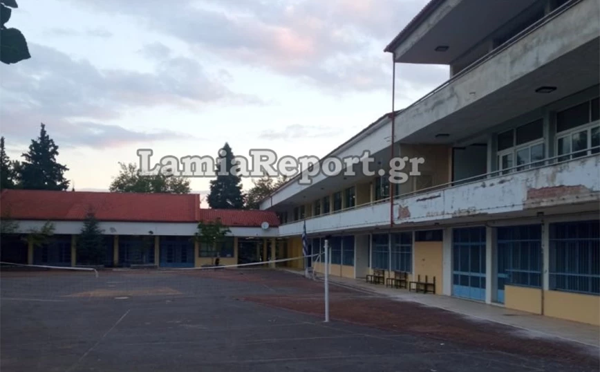 Τριτοκοσμικές συνθήκες σε σχολείο ερείπιο της Υπάτης: Πέφτουν οι σοβάδες – Κίνδυνος για μαθητές και καθηγητές (φώτο)