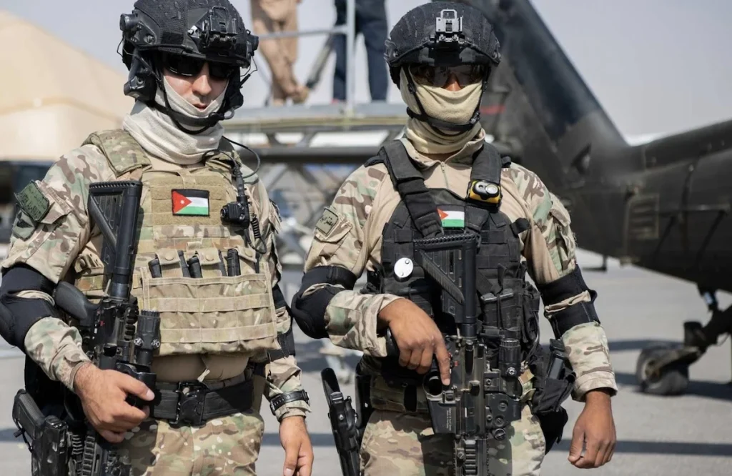 Πολλοί τραυματίες σε συγκρούσεις αστυνομικών με διαδηλωτές κοντά στην πρεσβεία του Ισραήλ στην Ιορδανία (βίντεο)