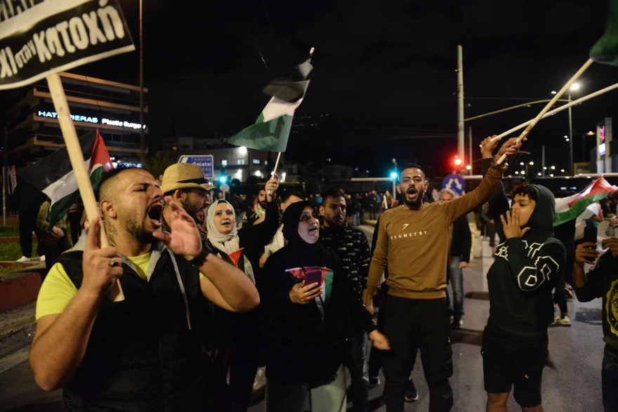 Πλήθος κόσμου στη συγκέντρωση διαμαρτυρίας υπέρ των Παλαιστίνιων: Κλειστή η Κηφισίας στο ύψος της πρεσβείας του Ισραήλ