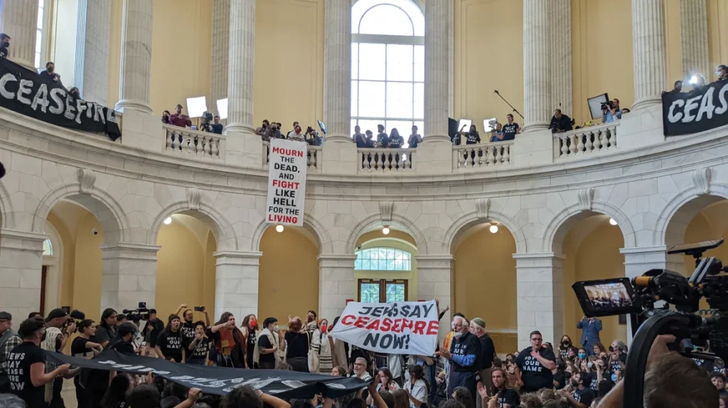 Εκατοντάδες Εβραίοι και ραβίνοι σε διαμαρτυρία στο Κογκρέσο: «Ο Νετανιάχου νόμιζε ότι είναι ο Τσώρτσιλ, αποδείχθηκε Τσάμπερλεϊν»