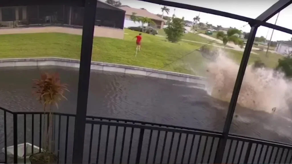 Φλόριντα: Η στιγμή που οδηγός χάνει τον έλεγχο και καταλήγει με το αυτοκίνητο μέσα σε κανάλι (βίντεο)