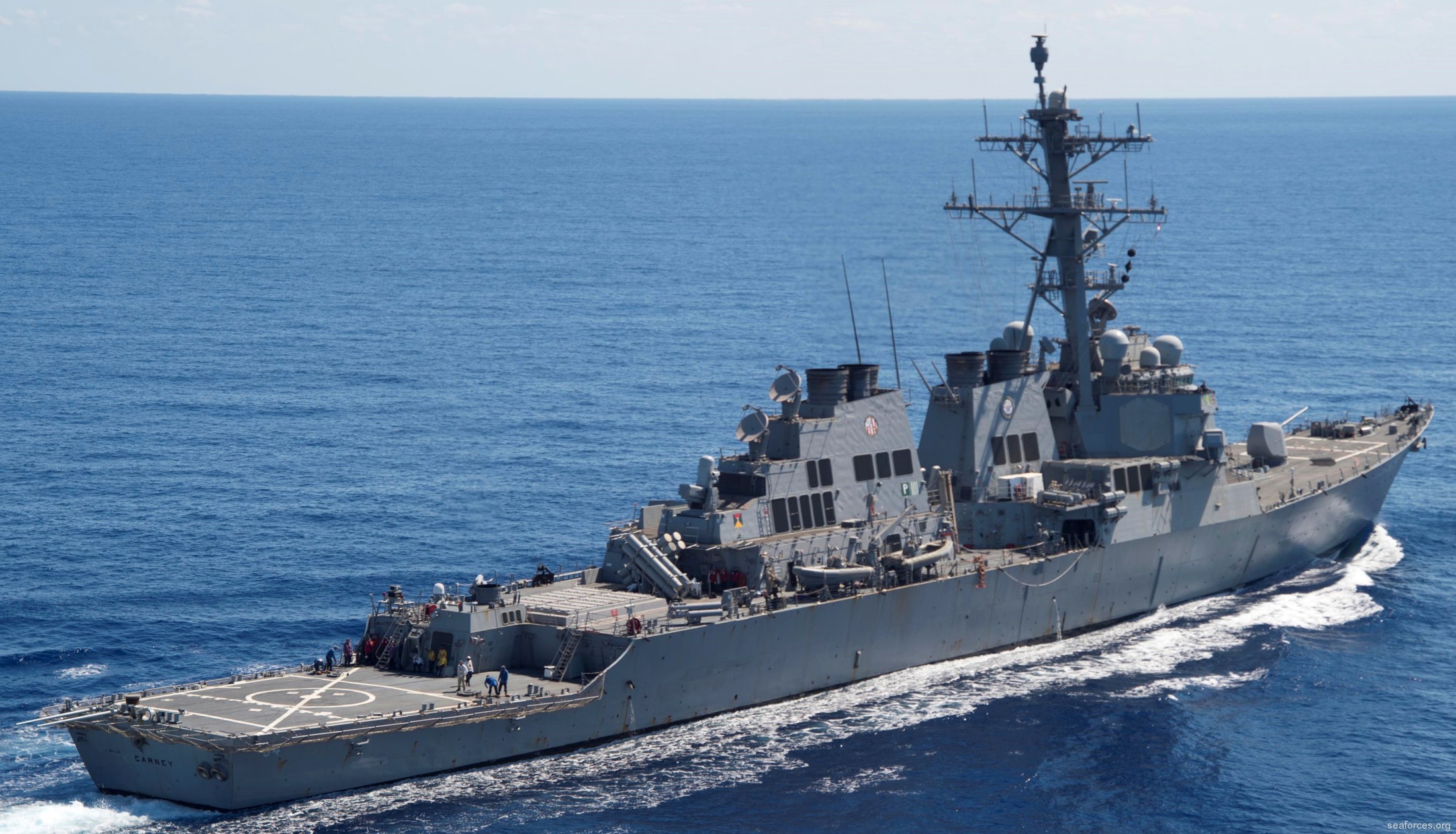 Πυραυλική επίθεση κατά του αντιτορπιλικού USS Carney στα ανοιχτά της Υεμένης – UAV έβαλλαν κατά αμερικανικής βάσης στο Ιράκ