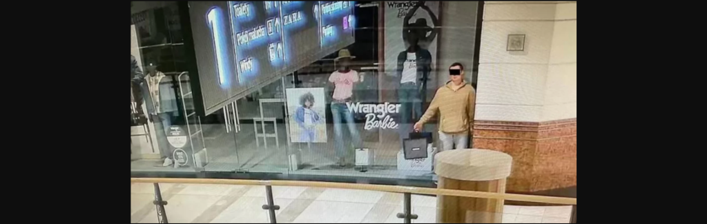 Πολωνία: Απίστευτος τύπος έκλεψε ρούχα και παρίστανε την… κούκλα βιτρίνας για να μη συλληφθεί! (φωτο)