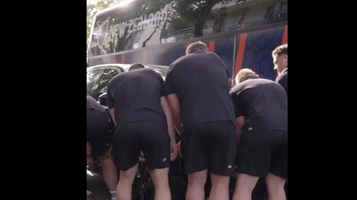 Νέα Ζηλανδία: Η στιγμή που οι παίκτες της εθνικής ράγκμπι σηκώνουν στα χέρια τζιπ 2,4 τόνων για να ξεμπλοκάρουν το δρόμο