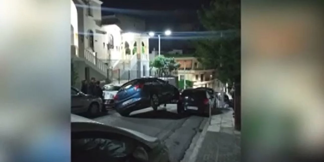 Οδηγός ΙΧ έχασε τον έλεγχο και… «καβάλησε» σταθμευμένο όχημα στα Ιλίσια (φώτο)