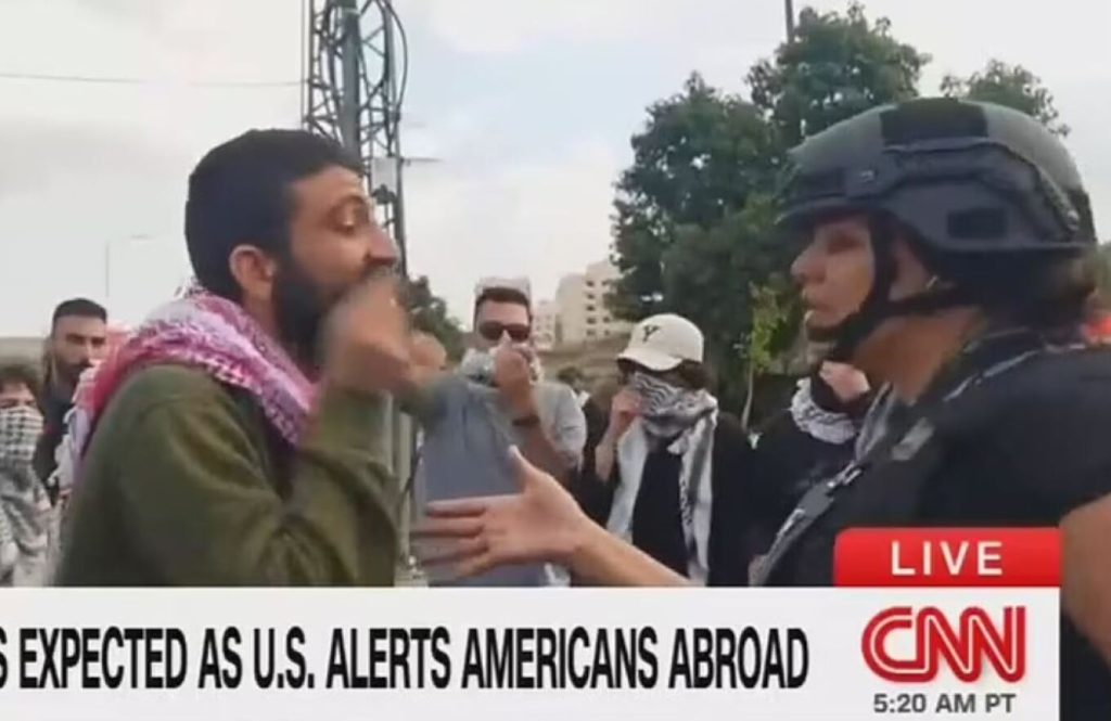 Δυτική Όχθη: Παλαιστίνιοι προπηλάκισαν δημοσιογράφο του CNN – «Δεν είσαι ευπρόσδεκτη εδώ!» (βίντεο)