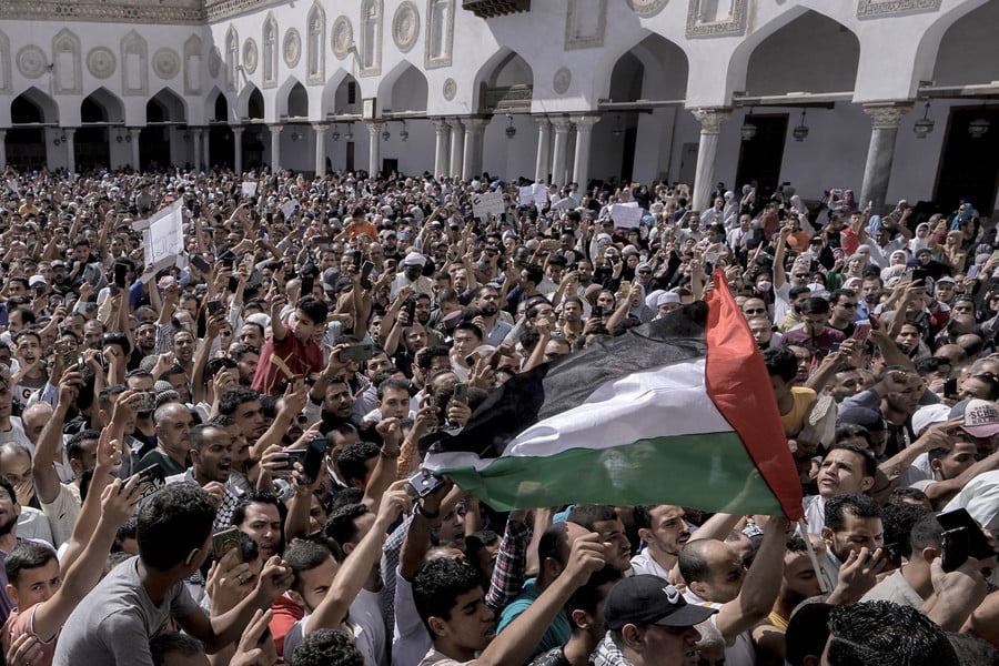 Αίγυπτος: Χιλιάδες κόσμου συμμετέχουν σε συγκεντρώσεις αλληλεγγύης στους Παλαιστίνιους της Γάζας (βίντεο)