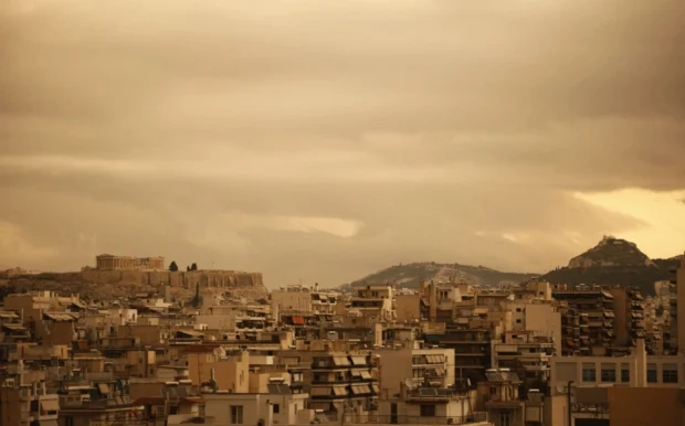 Καιρός: Zέστη και σκόνη από τη Σαχάρα σήμερα – Τους 28 βαθμούς θα φτάσει η θερμοκρασία