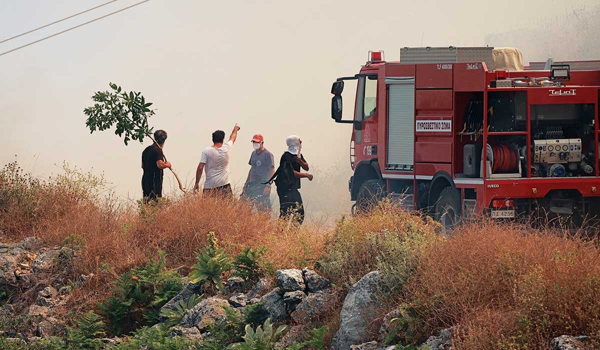 Οριοθετήθηκε η φωτιά που ξέσπασε κοντά σε σπίτια στον Άγιο Στέφανο Κέρκυρας (upd)