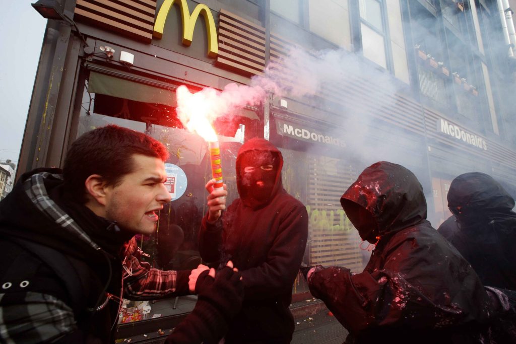 Κωνσταντινούπολη: Εξοργισμένοι Τούρκοι καταστρέφουν τα McDonald’s