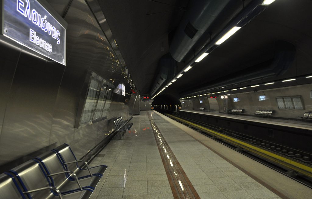 Αναστάτωση σε συρμό του μετρό στον Ελαιώνα – Εκκενώθηκε μετά από έντονη μυρωδιά καπνού