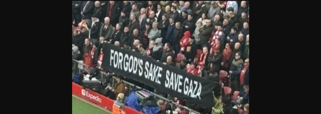 Λίβερπουλ: Πανό υπέρ της Παλαιστίνης στο Άνφιλντ (φωτο)