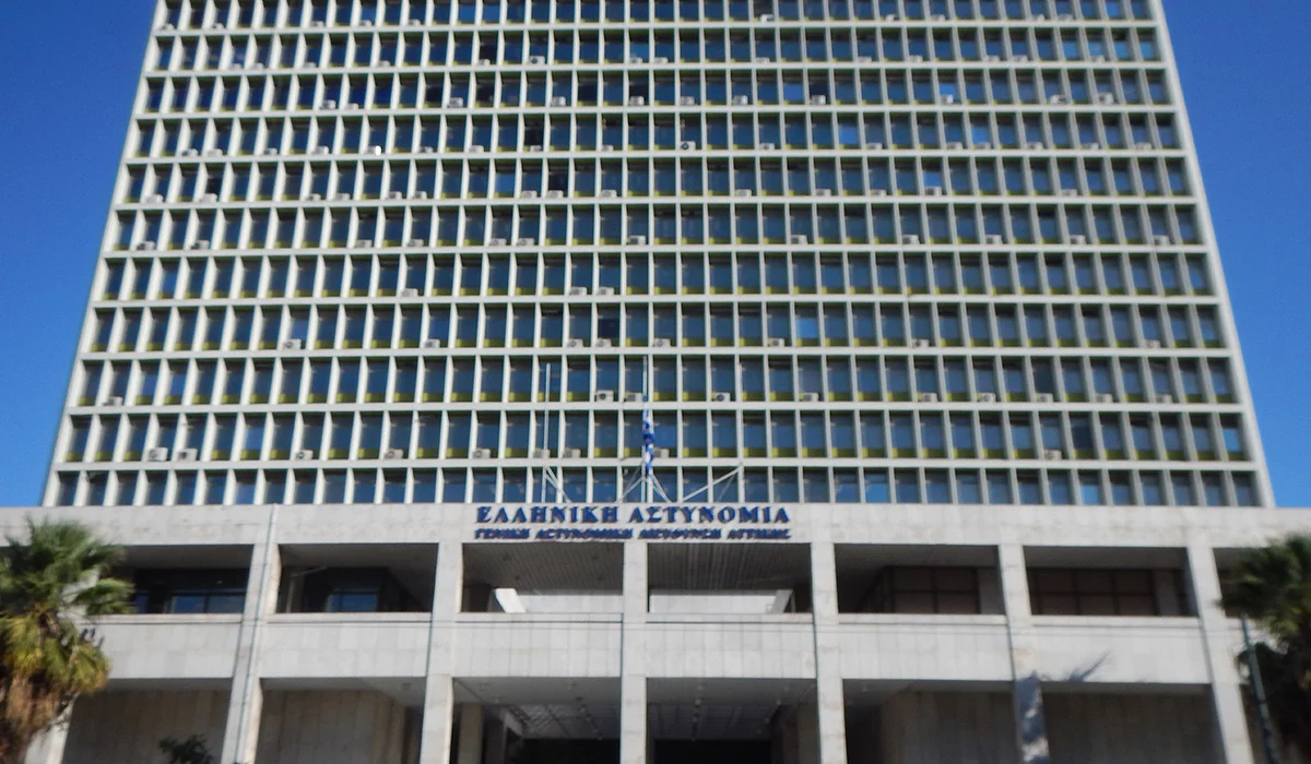 Χορεύει το «Έγω είμαι Έλληνας» του Ν.Σφακιανάκη έξω από την ΓΑΔΑ για να πει «Ευχαριστώ» στην αστυνομία