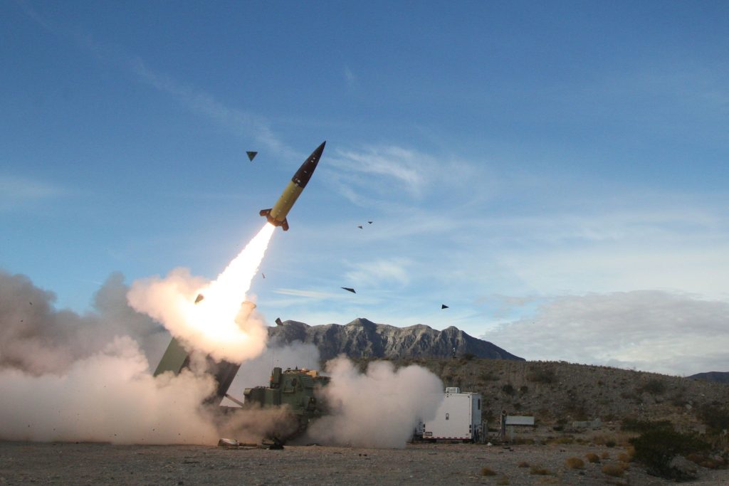 Αμερικανικά ΜΜΕ: «Ανεύθυνο βήμα των ΗΠΑ να στείλουν πυραύλους ATACMS στην Ουκρανία»