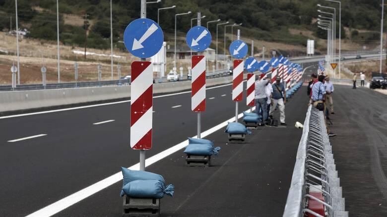 Κλειστή και στα δύο ρεύματα κυκλοφορίας η Ιονία Οδός λόγω φωτιάς σε φορτηγό