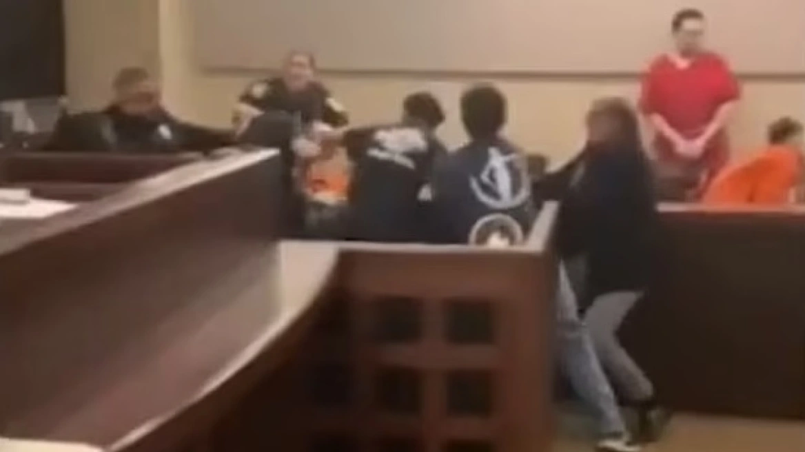 ΗΠΑ: Άγρια επεισόδια σε δικαστήριο στο Τέξας – Οικογένεια ορμά στον κατηγορούμενο για την δολοφονία του παιδιού της (βίντεο)