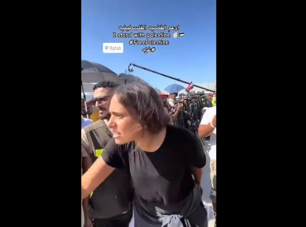 Διαδηλώτρια στη Ράφα κατηγορεί ανταποκρίτρια του CNN ότι μεταδίδει ψέματα: «Είσαι απλά μια μαριονέτα»