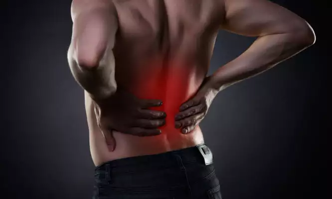 Πόνος στην πλάτη: Πέντε καθημερινές συνήθειες που μπορεί να τον προκαλέσουν