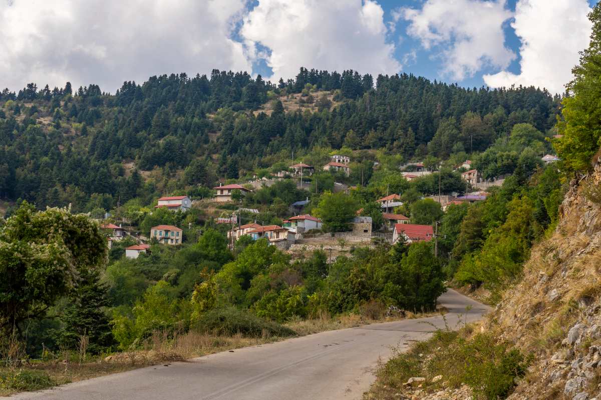 Ο γραφικός παραδοσιακός οικισμός της Ευρυτανίας που μας μεταφέρει σε μια άλλη εποχή