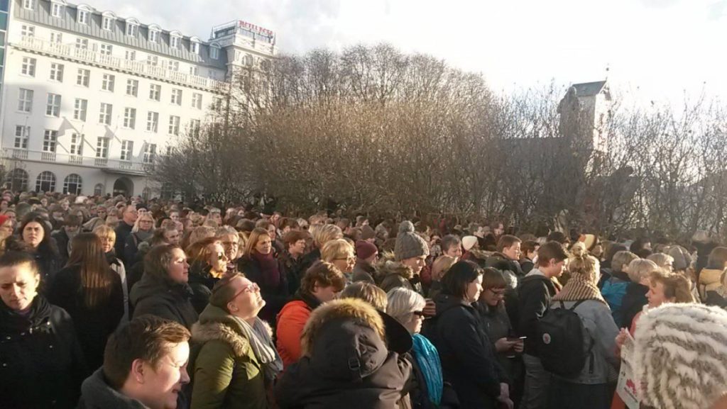 Ισλανδία: Οι γυναίκες απεργούν και διαδηλώνουν ενάντια στο μισθολογικό χάσμα