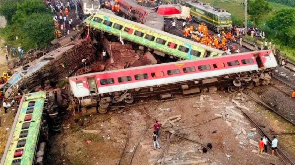 Σύγκρουση τρένων στο Μπαγκλαντές – Τουλάχιστον 17 νεκροί και 100 τραυματίες (φώτο)