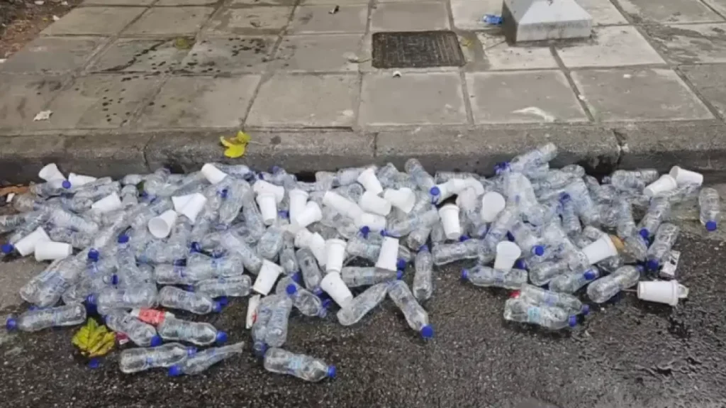 Εικόνες ντροπής στη Θεσσαλονίκη: Ένας μεγάλος σκουπιδότοπος το κέντρο της πόλης μετά τον Διεθνή Ημιμαραθώνιο