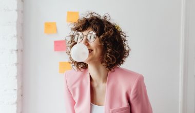 Καλύτερα να το ξανασκεφθείτε: Δείτε γιατί δεν πρέπει να πετάτε την τσίχλα σας στην τουαλέτα