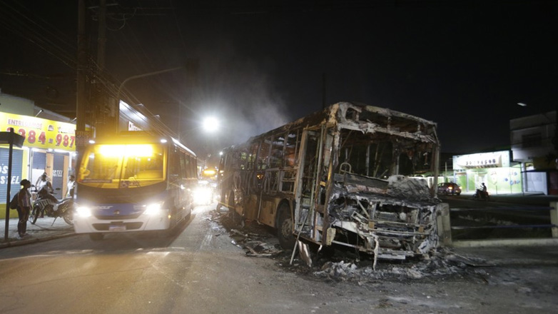 Βραζιλία: Στις φλόγες τυλίχτηκαν 35 λεωφορεία στο Ρίο μετά τον θάνατο φερόμενου ως παραστρατιωτικού