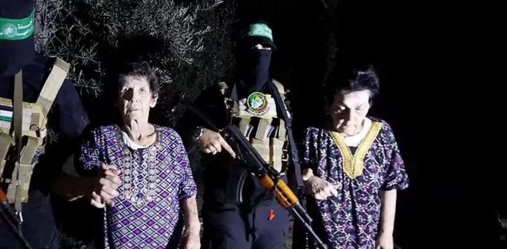 Συγκλονίζει η 85χρονη που απελευθερώθηκε από τη Χαμάς: «Πέρασα μια κόλαση – Μας οδήγησαν σε ένα τούνελ σαν ιστό αράχνης»