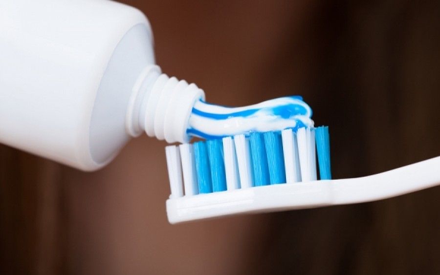 Οδοντόκρεμα: 2+1 πράγματα που μπορείς να καθαρίσεις εκτός από τα δόντια σου