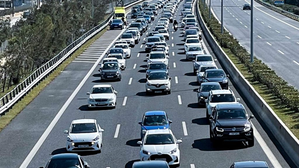 Καραμπόλα τριών οχημάτων στην Αττική Οδό – Μεγάλες καθυστερήσεις