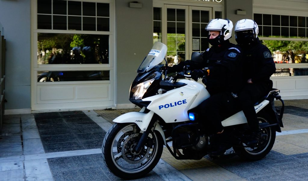 Τροχαίο ατύχημα στον Άγιο Στέφανο: Μηχανή της ομάδας ΔΙΑΣ συγκρούστηκε με ΙΧ – Τραυματίστηκαν δύο αστυνομικοί