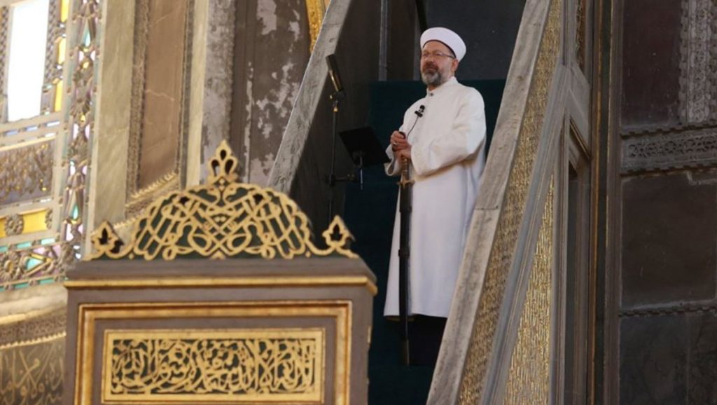 Τουρκία: Ο διευθυντής Θρησκευτικών Υποθέσεων έβγαλε… σπαθί μέσα στην Αγία Σοφία και μίλησε για τη Γάζα (βίντεο)