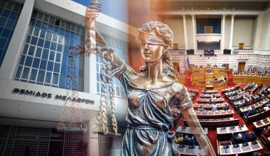 Впервые в истории парламентарии партии обвиняются судом в том, что: «Они не сказали правду греческому народу».