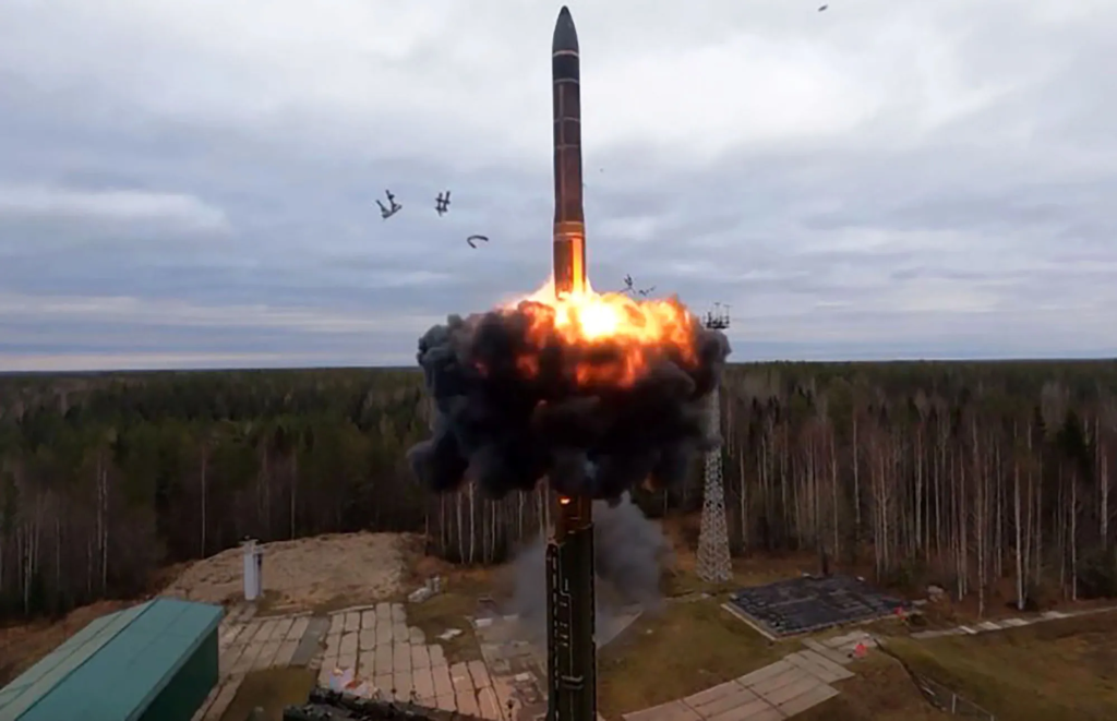 Άσκηση προσομοίωσης πυρηνικού πλήγματος: Με εντολή Β.Πούτιν μαζική εκτόξευση βαλλιστικών διηπειρωτικών πυραύλων (βίντεο)