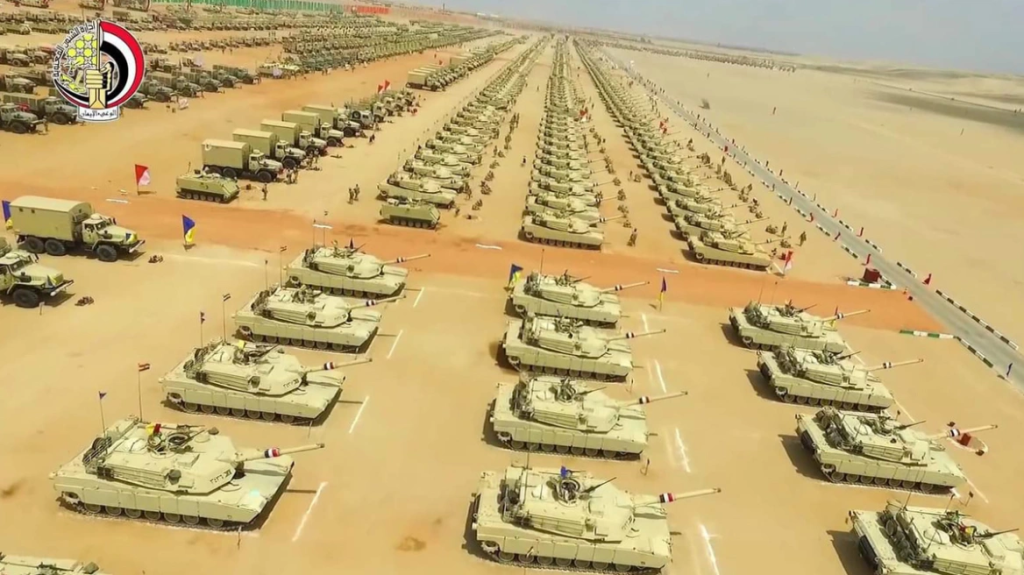 Μεγάλη επιθεώρηση αιγυπτιακής τεθωρακισμένης μεραρχίας κοντά στο Σουέζ από τον Αλ Σίσι: «Είναι για αυτοάμυνα»