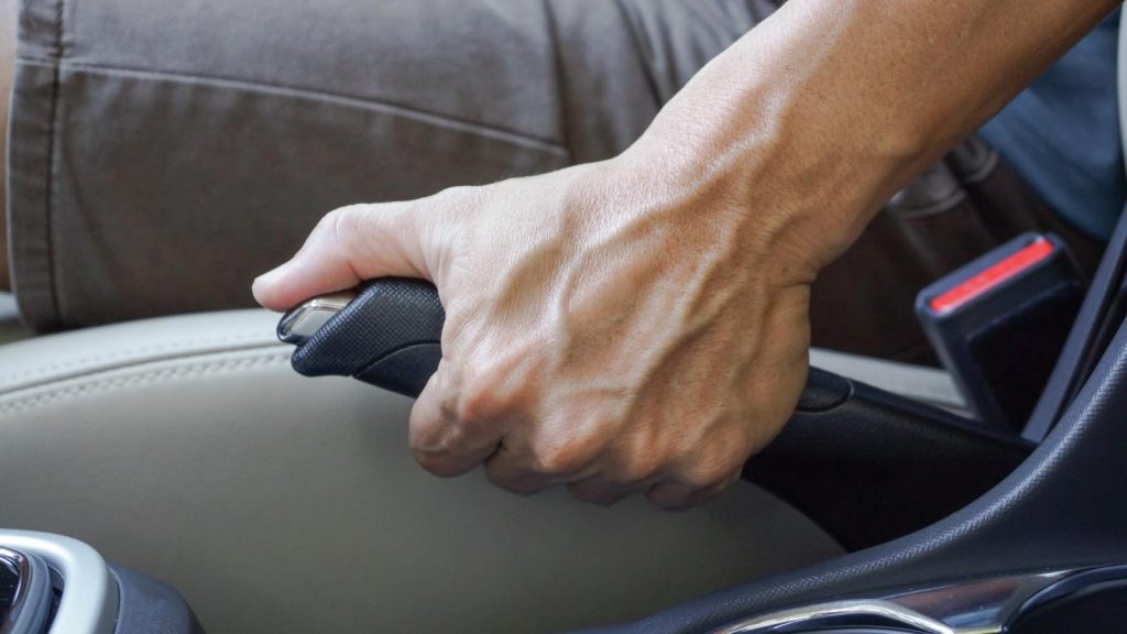 Μηχανικό χειρόφρενο: Πότε θα εξαφανιστεί εντελώς από τα αυτοκίνητα