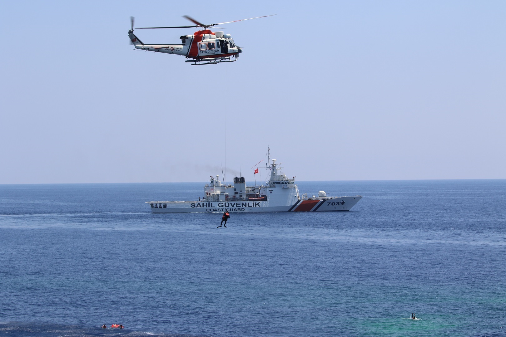Τουρκικό Ναυτικό και Τουρκοκύπριοι ασκούνται στην θάλασσα ανοικτά των Κατεχομένων
