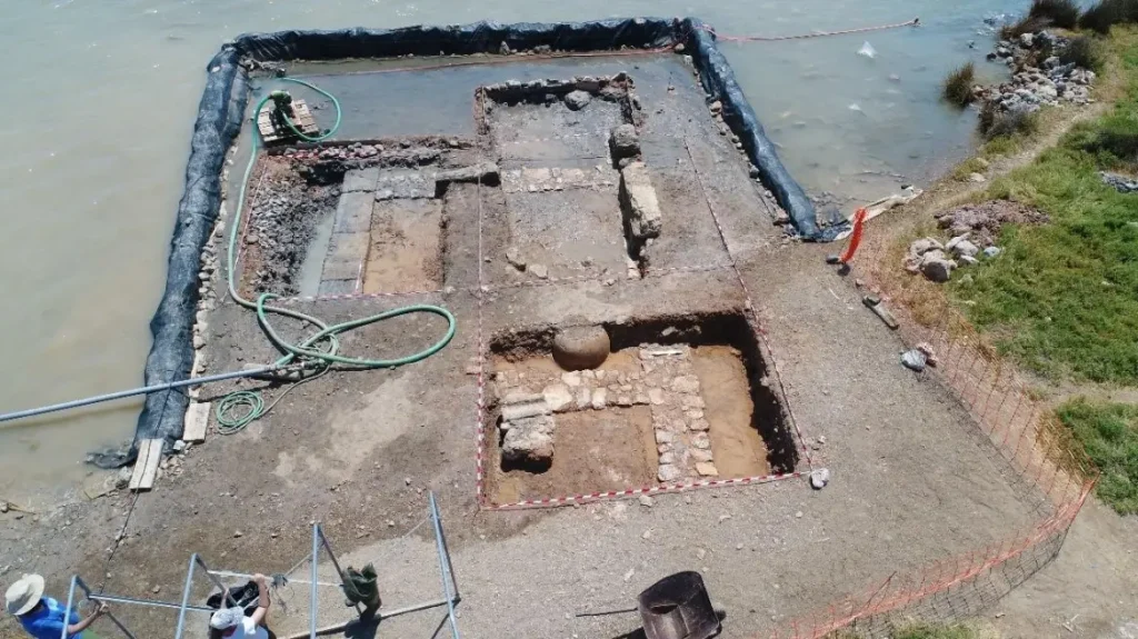 Εντοπίστηκαν αρχαία κατάλοιπα μεγάλου δημόσιου κτιρίου στη Σαλαμίνα (φωτό)