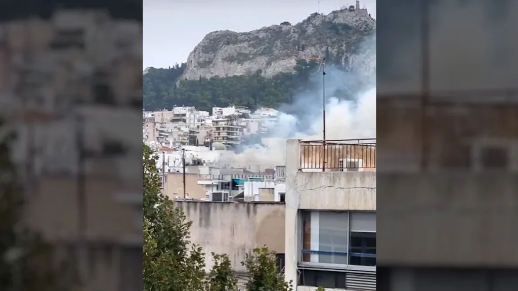 Στις φλόγες τυλίχτηκε ψητοπωλείο στο κέντρο της Αθήνας